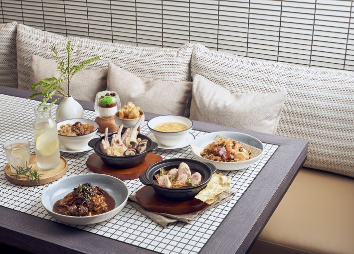 Synonymous with its world-famous chicken rice, Chatterbox has been satisfying discerning palates with its inimitable menu of well-loved  Asian and local specialities prepared with time-honoured and fiercely-guarded recipes.