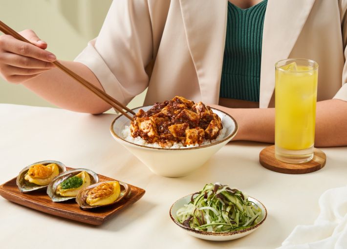 Awarded with the Michelin Bib Gourmand 2019 & 2021, Chen’s Mapo Tofu brings a fresh spin on classic Szechwan favourites in a fast-casual ambience. Awarded with the Michelin Bib Gourmand 2019 & 2021, Chen’s Mapo Tofu brings a fresh spin on classic Szechwan favourites in a fast-casual ambience.